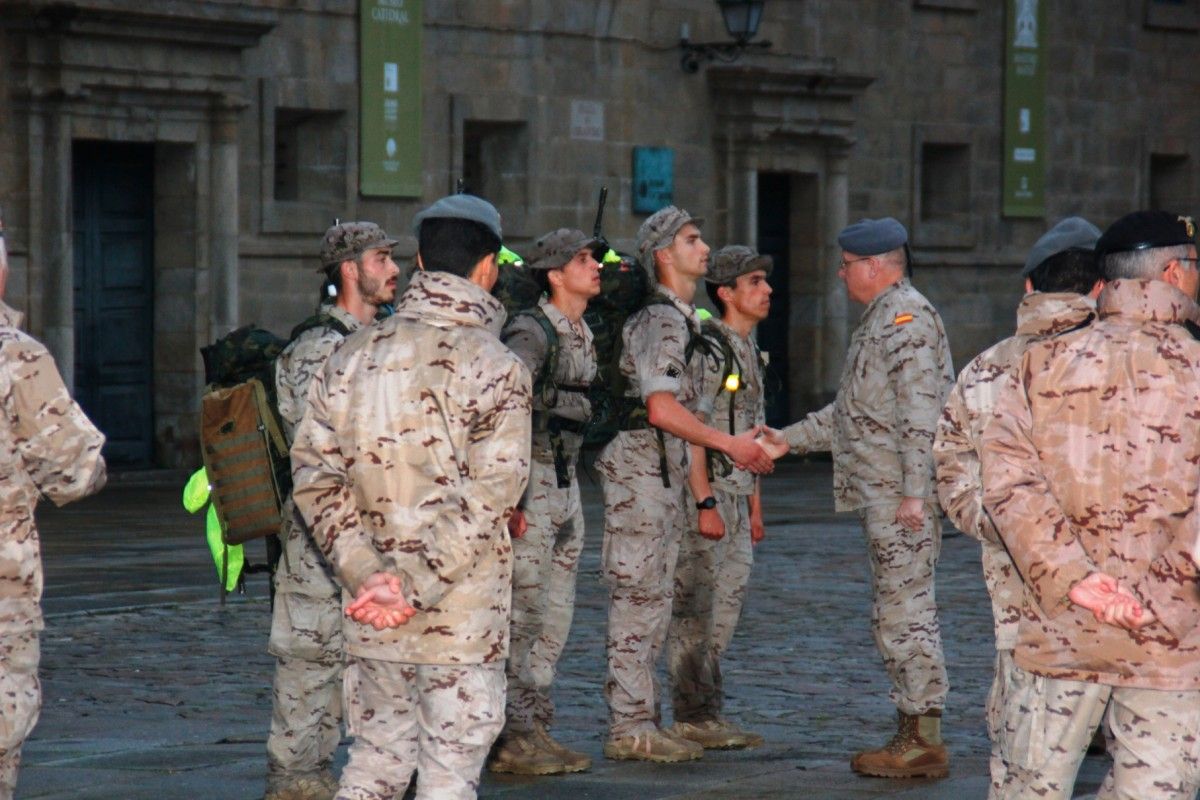 O xeneral Cebrián saúda a patrulla gañadora do XIII Concurso de Patrullas Tui-Santiago da Brilat