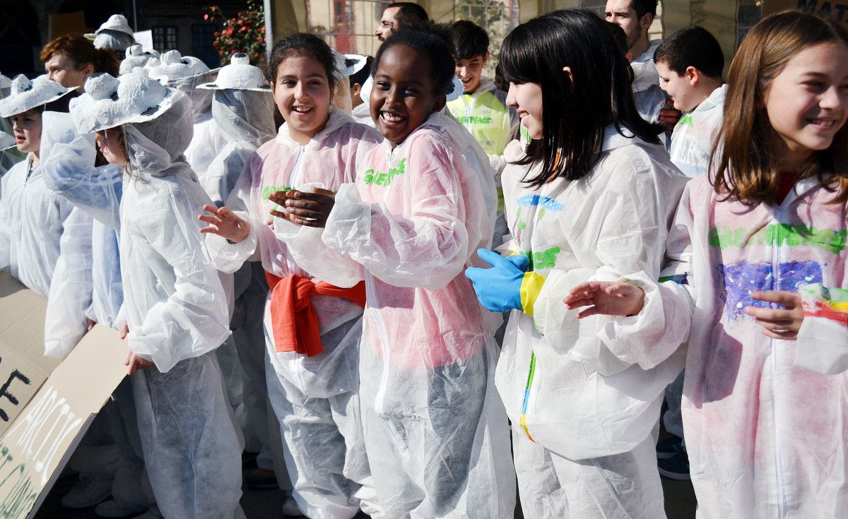 Niños del colegio Froebel en asociación con Greenpeace en contra del cambio climáticp