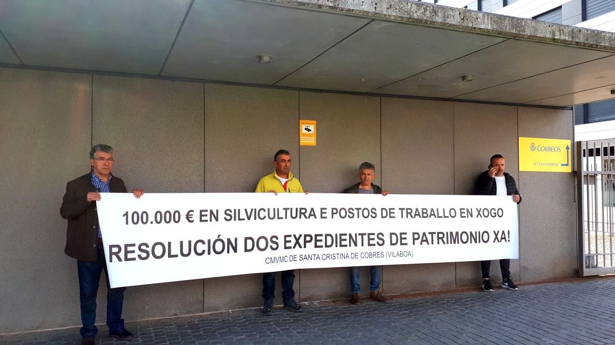 Protesta de los comuneros de Santa Cristina de Cobres (Vilaboa) ante la Xunta de Galicia