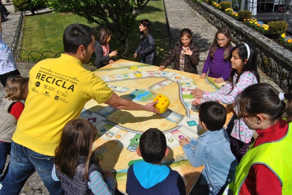 Campaña 'Separemos ben, reciclemos mellor' de la Consellería de Medio Ambiente y Sogama en Ponte Caldelas