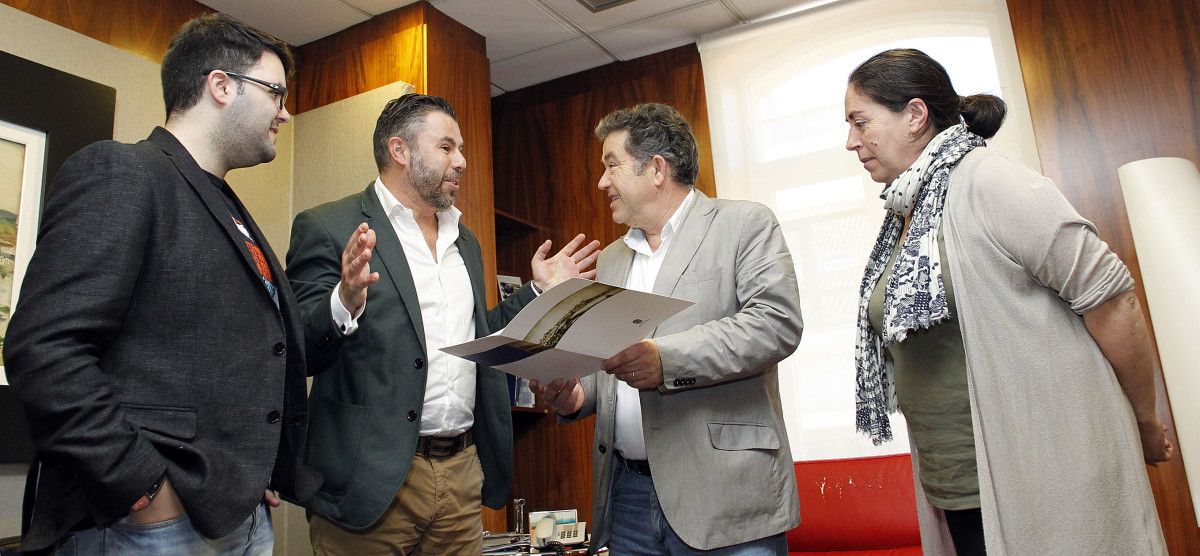 Miembros de la Fundación Bóveda reunidos con Miguel Anxo Fernández Lores y Anxos Riveiro