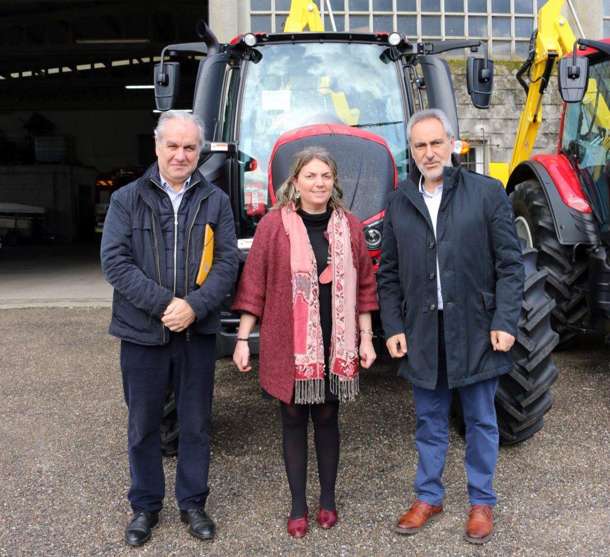 Entrega dun tractor para tarefas de desbroce