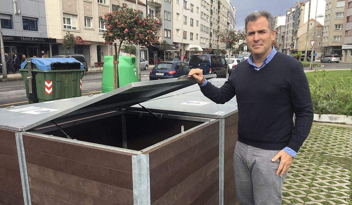 Rafa Domínguez, ante o composteiro municipal de Eduardo Pondal