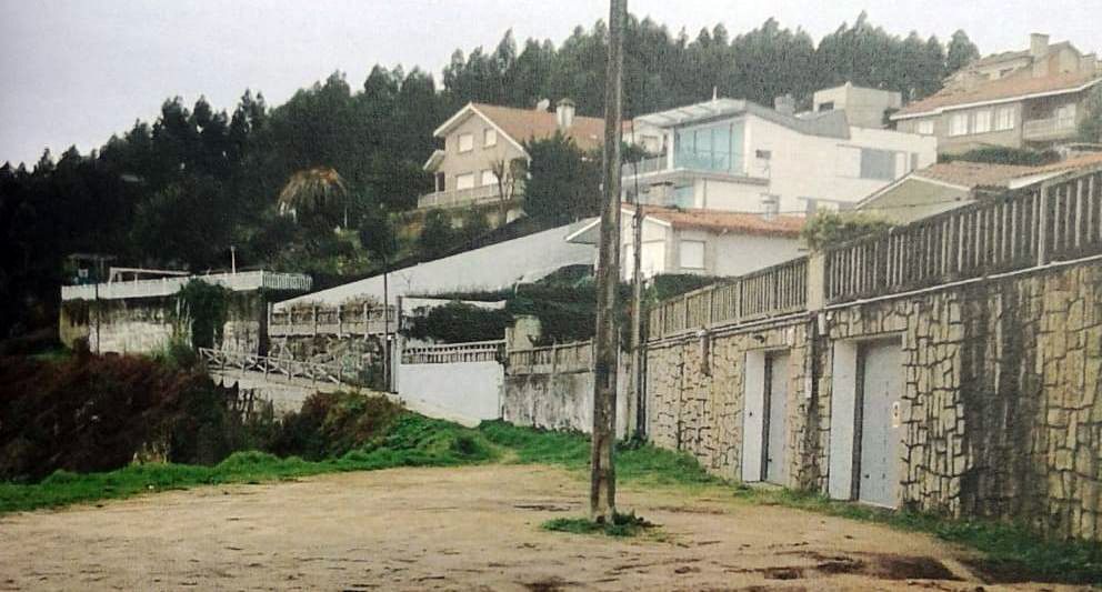 Casas no acceso á praia de Canelas