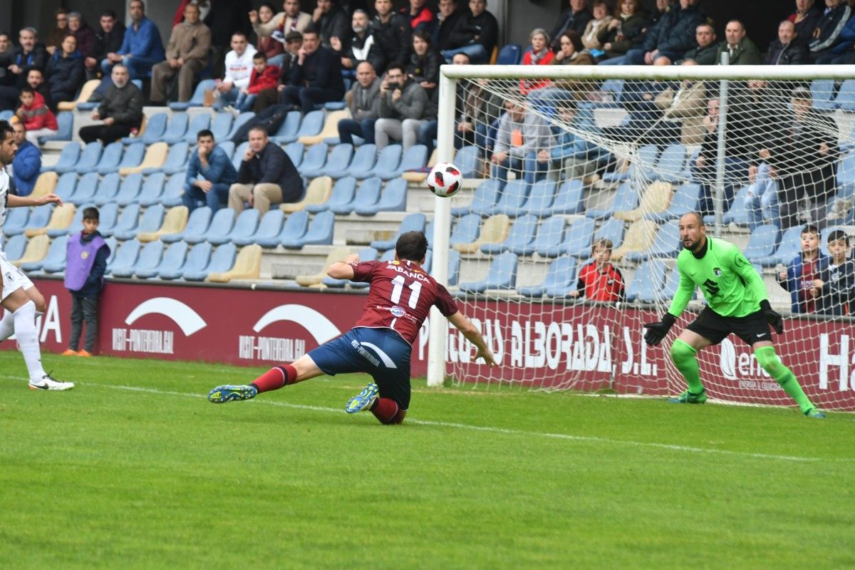 Arruabarrena remata sin éxito a puerta en el partido entre Pontevedra y Burgos en Pasarón