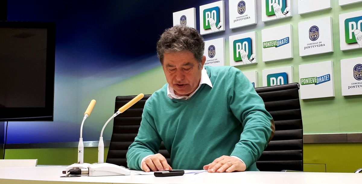 O alcalde de Pontevedra lendo as mocións que van ao pleno de marzo