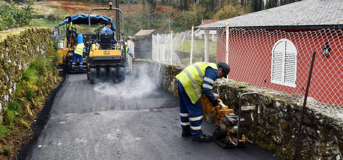 Inicio de las obras de asfaltado en el lugar de O Lombo