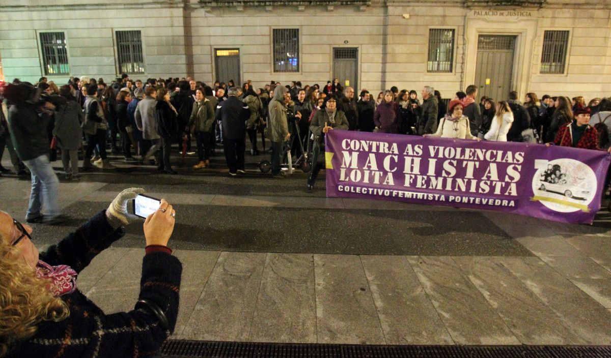 Concentración feminista contra el asesinato machista de Valga ante la Audiencia de Pontevedra