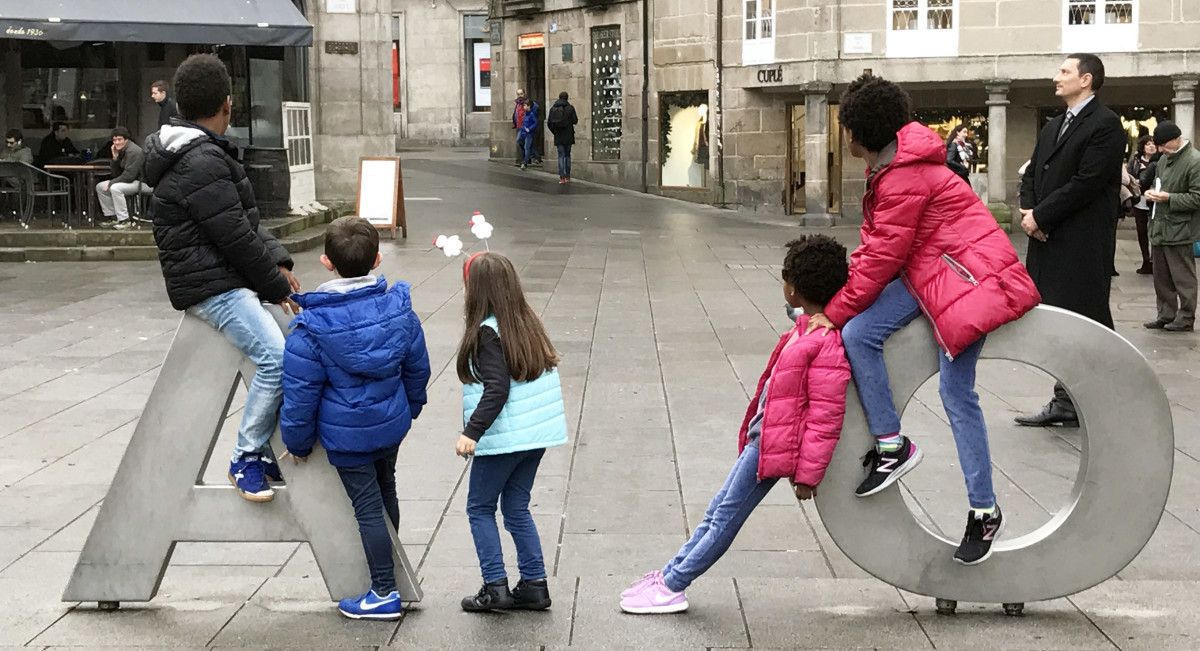 Niños jugando en una plaza de Pontevedra