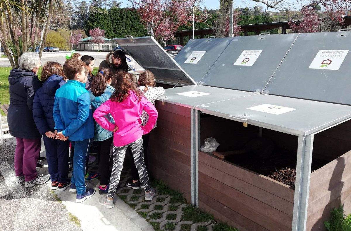 Escolares do CEIP Xunqueira 1 visitan un dos centros de compostaxe do campus universitario 