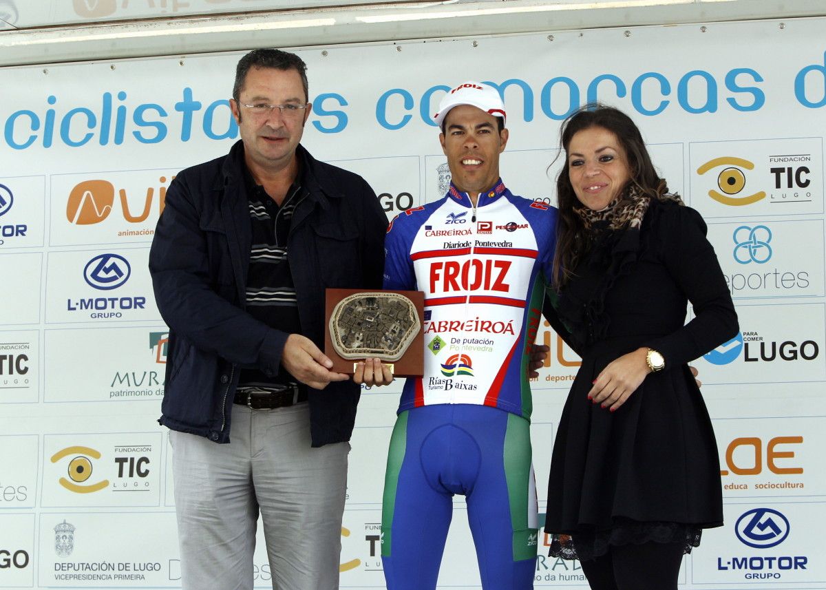 Pedro Merino, no podio tras gañar a Volta ás Comarcas de Lugo