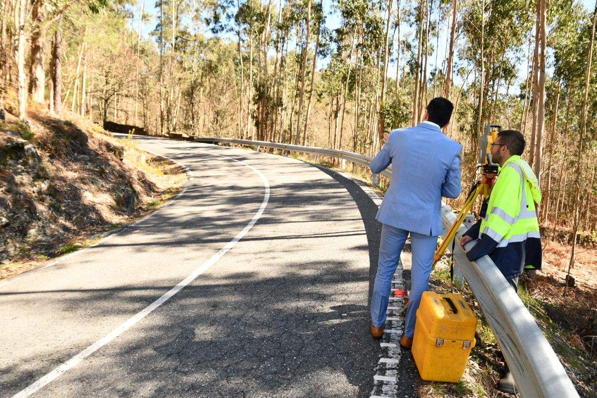 Traballos topográficos na estrada PO-234 