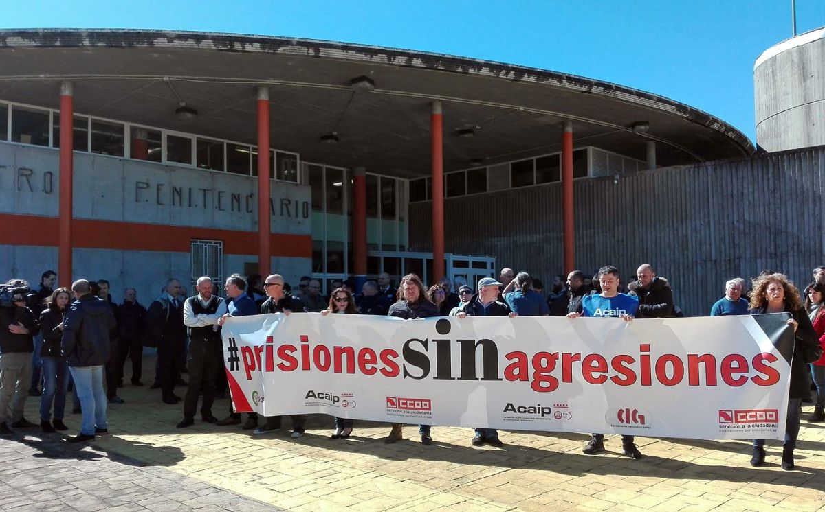 Concentración de funcionarios de prisións da Lama contra as agresións nos centros penitenciarios