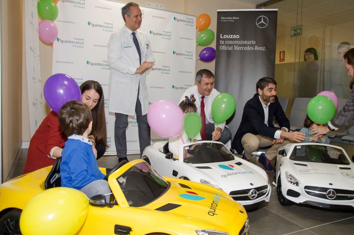 Entrega dos coches eléctricos no hospital Quirónsalud de A Coruña