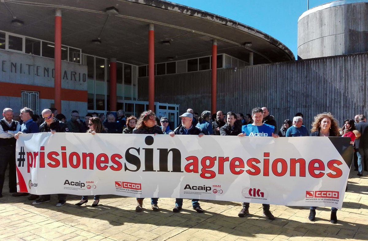 Concentración de funcionarios de prisións da Lama contra as agresións nos centros penitenciarios
