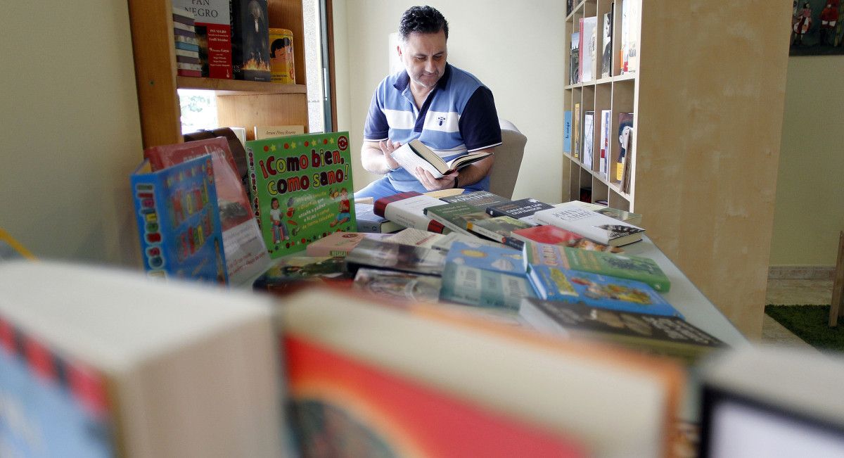 Guillermo Moldes, propietario de la librería Cinania