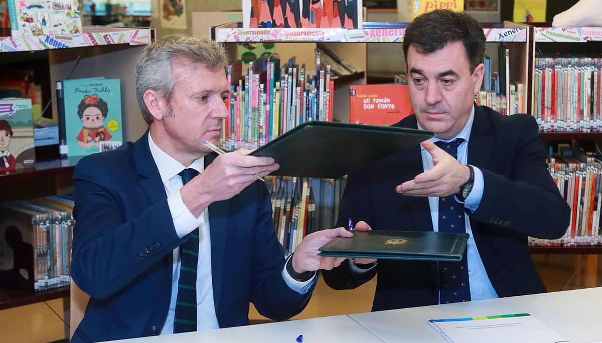 Alfonso Rueda e Román Rodríguez na sinatura dun convenio