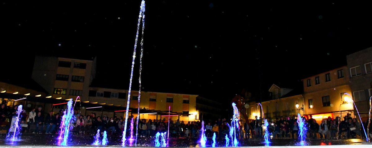 Espectáculo de luz y sonido en la fuente de la Plaza de España de Ponte Caldelas