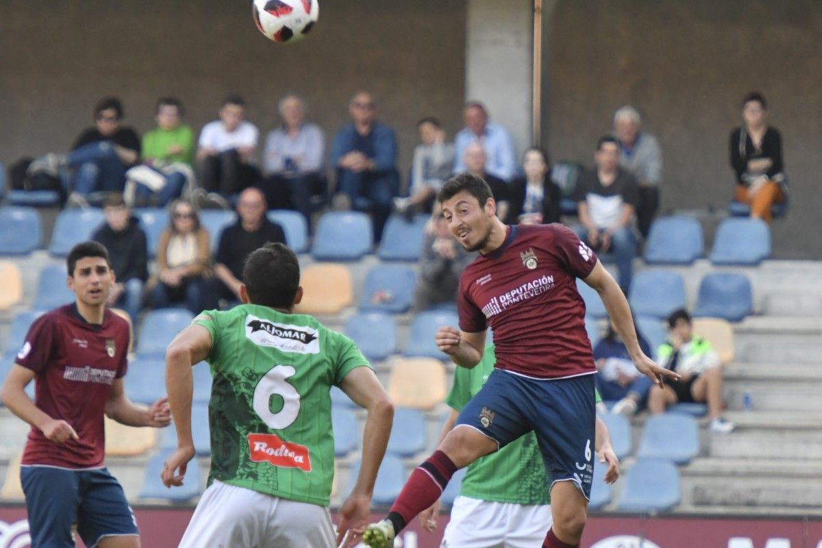 Kevin Presa, no partido entre Pontevedra e Guijuelo en Pasarón