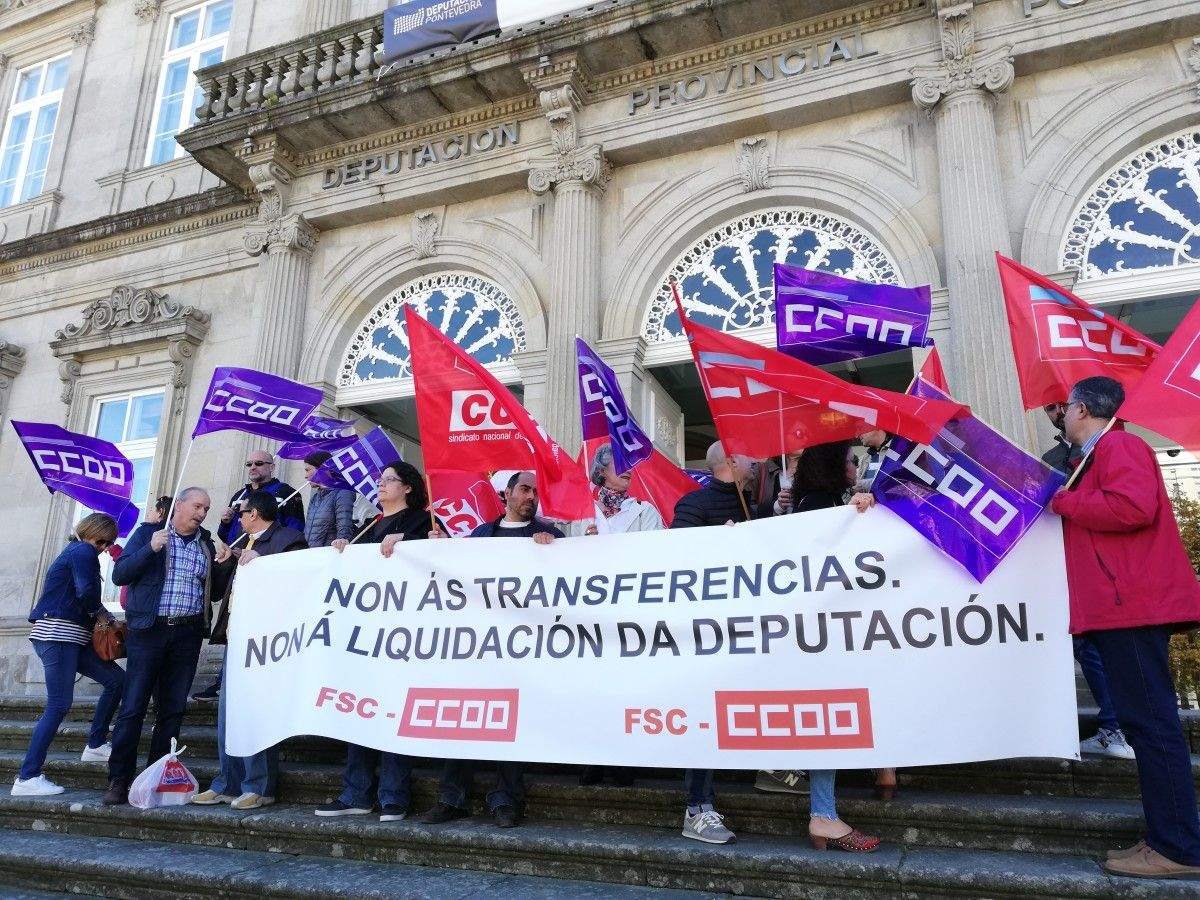Concentración de delegados sindicais diante da Deputación