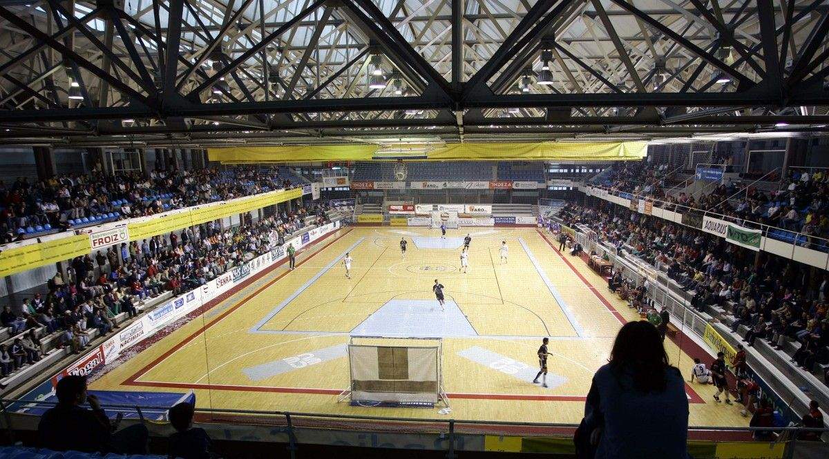 El Pabellón Municipal lleno de espectadores durante una competición de fútbol sala
