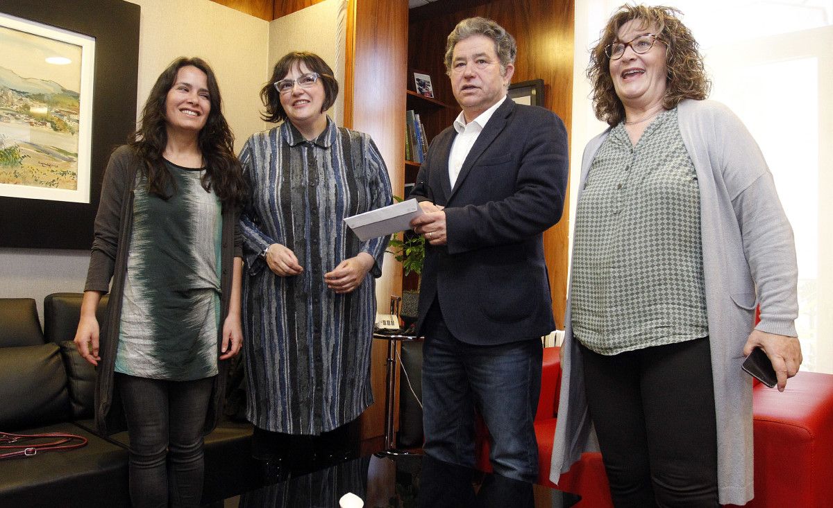 Las representantes del Aula Castelao de Filosofía mantienen un encuentro con el alcalde y la concejala de Cultura