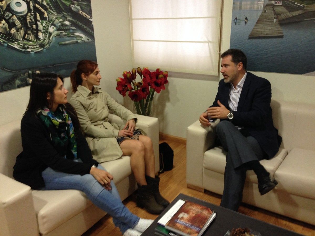 Reunión de Jacobo Moreira con Ana y Tamara
