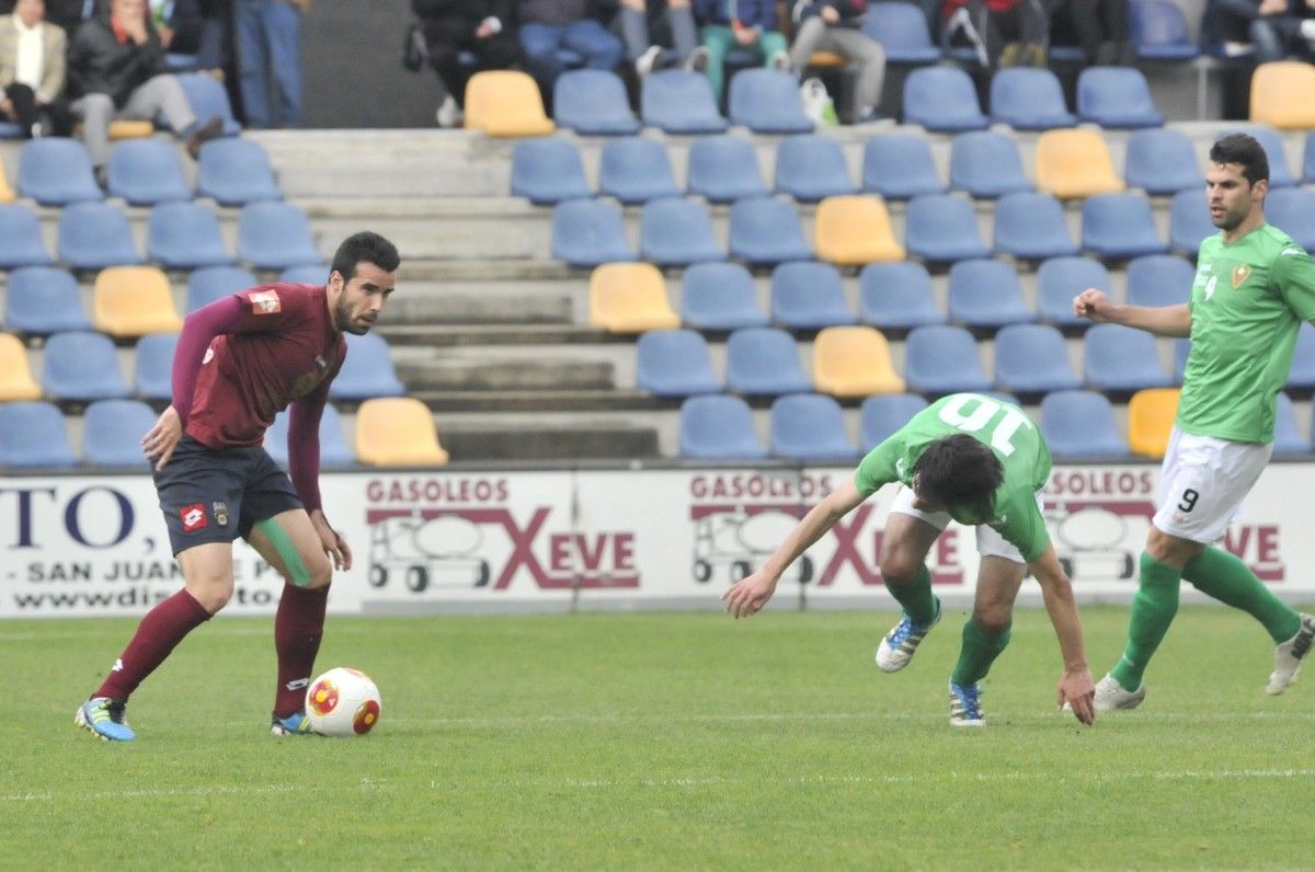Capelo (dereita) no partido entre Pontevedra e ÿrdenes, en Pasarón