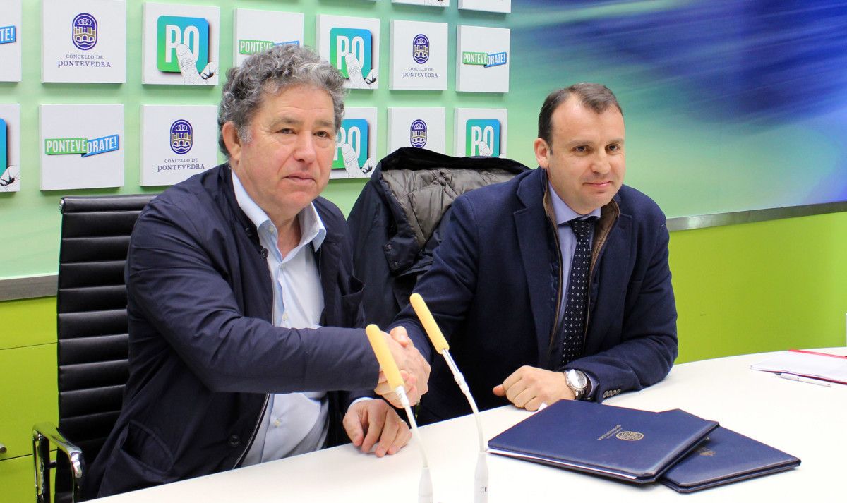 Firma del convenio entre el Concello de Pontevedra y Autocares Rías Baixas