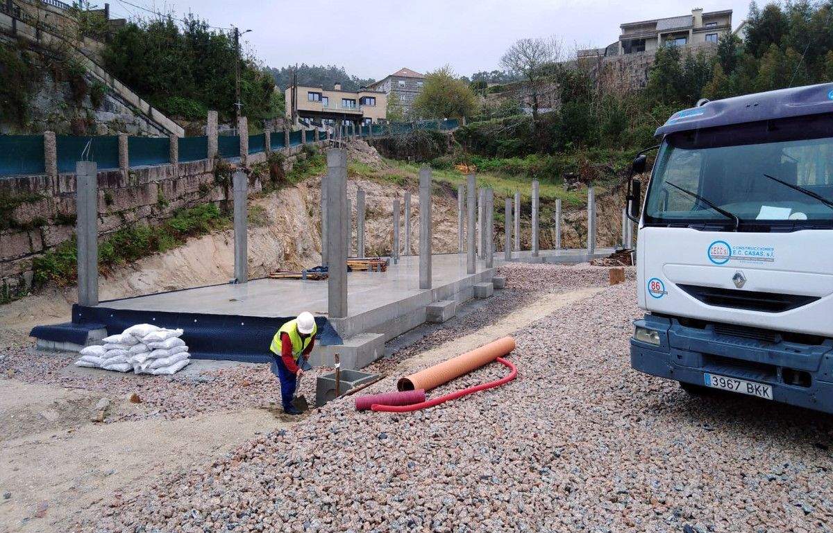 Operarios trabajando en el campo de fútbol de Ponte Sampaio