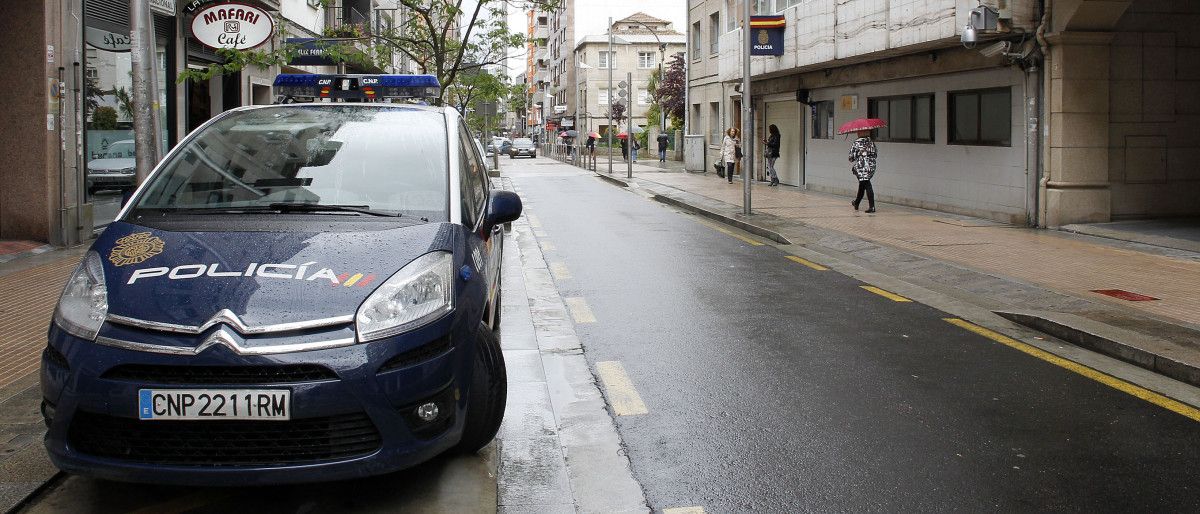 Vehículos de la Policía Nacional ante la Comisaría de Pontevedra