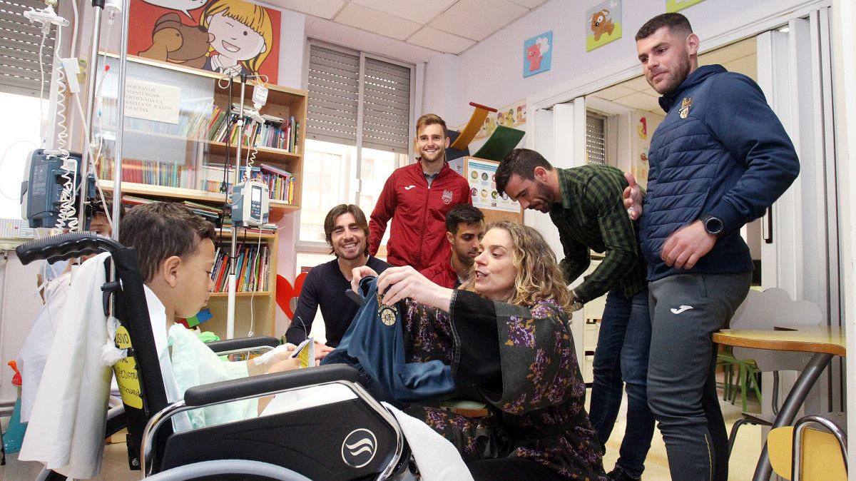 Visita de jugadores del Pontevedra al Hospital Provincial