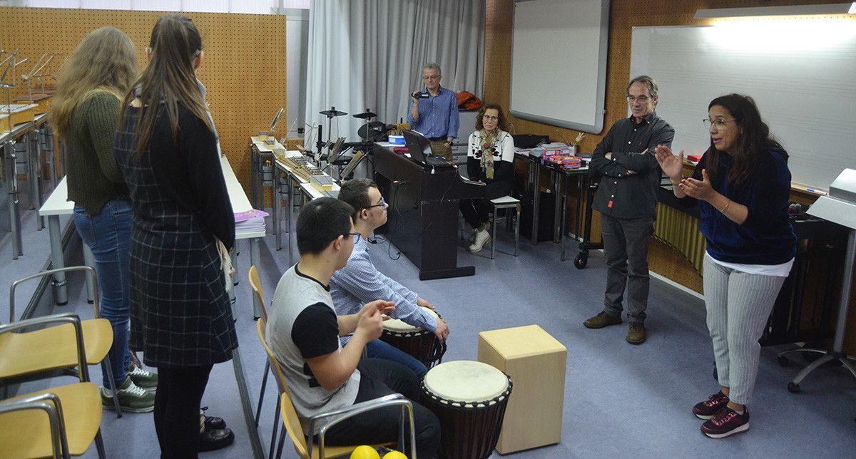 La música une a universitarios y usuarios de Xuntos Down 