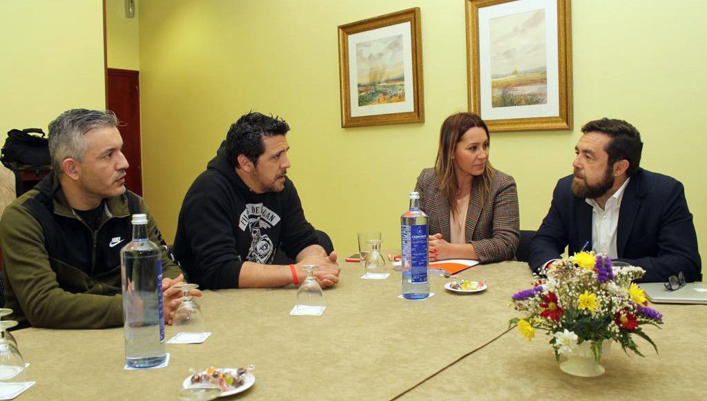 Reunión de Beatriz Pino e Miguel Gutiérrez coa Mesa Intersindical de Bombeiros