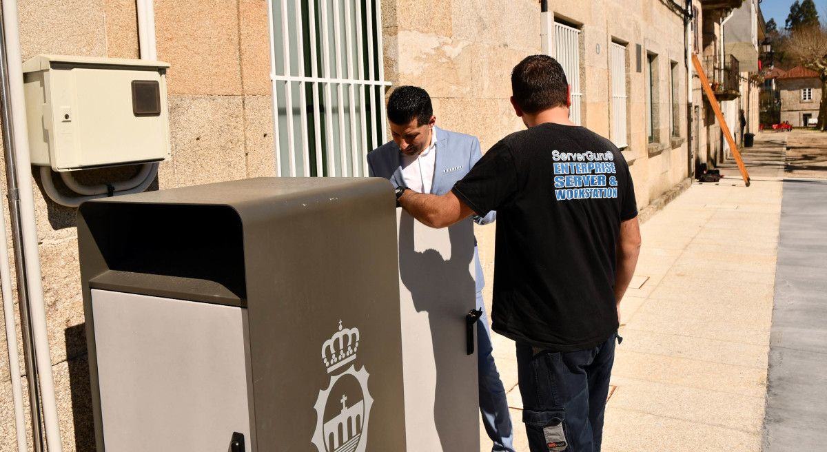 Instalación de la rede WiFi en la Plaza de España de Ponte Caldelas