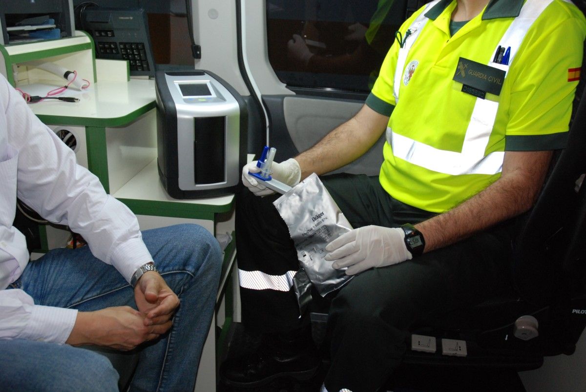 A Garda Civil de Tráfico de Pontevedra realiza un control de drogas a un condutor