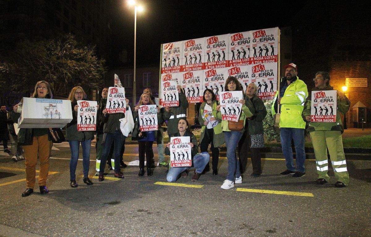 Tradicional pegada de carteis para abrir a campaña electoral para as xerais do 28A