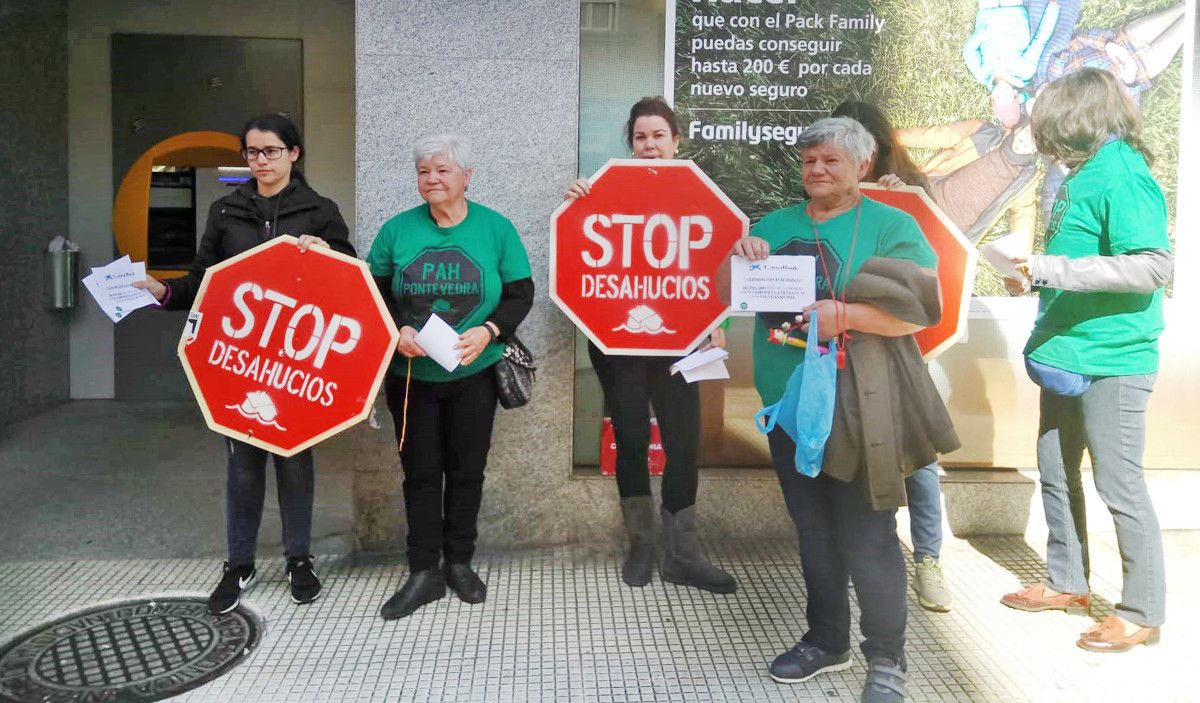 La Plataforma de Afectados por la Hipoteca protesta ante una sucursal de CaixaBank en O Burgo