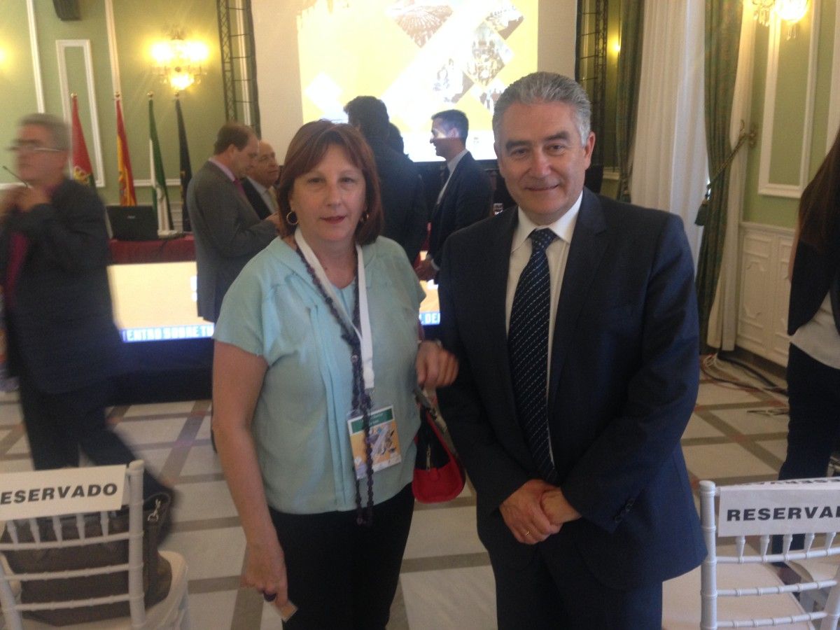 Carlota Román con el responsable de la Oficina de Congresos de Granada