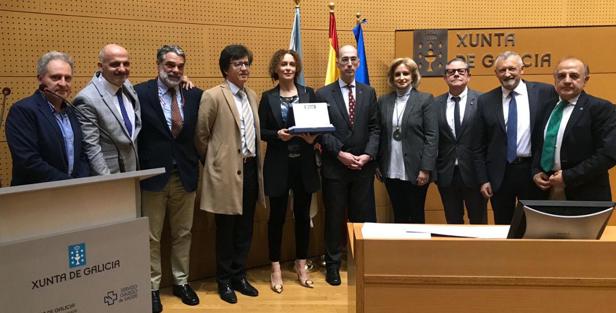 A xefa de servizo de Dermatoloxía do CHOP, María Ángeles Flórez amosando unha distinción concedida (arquivo)