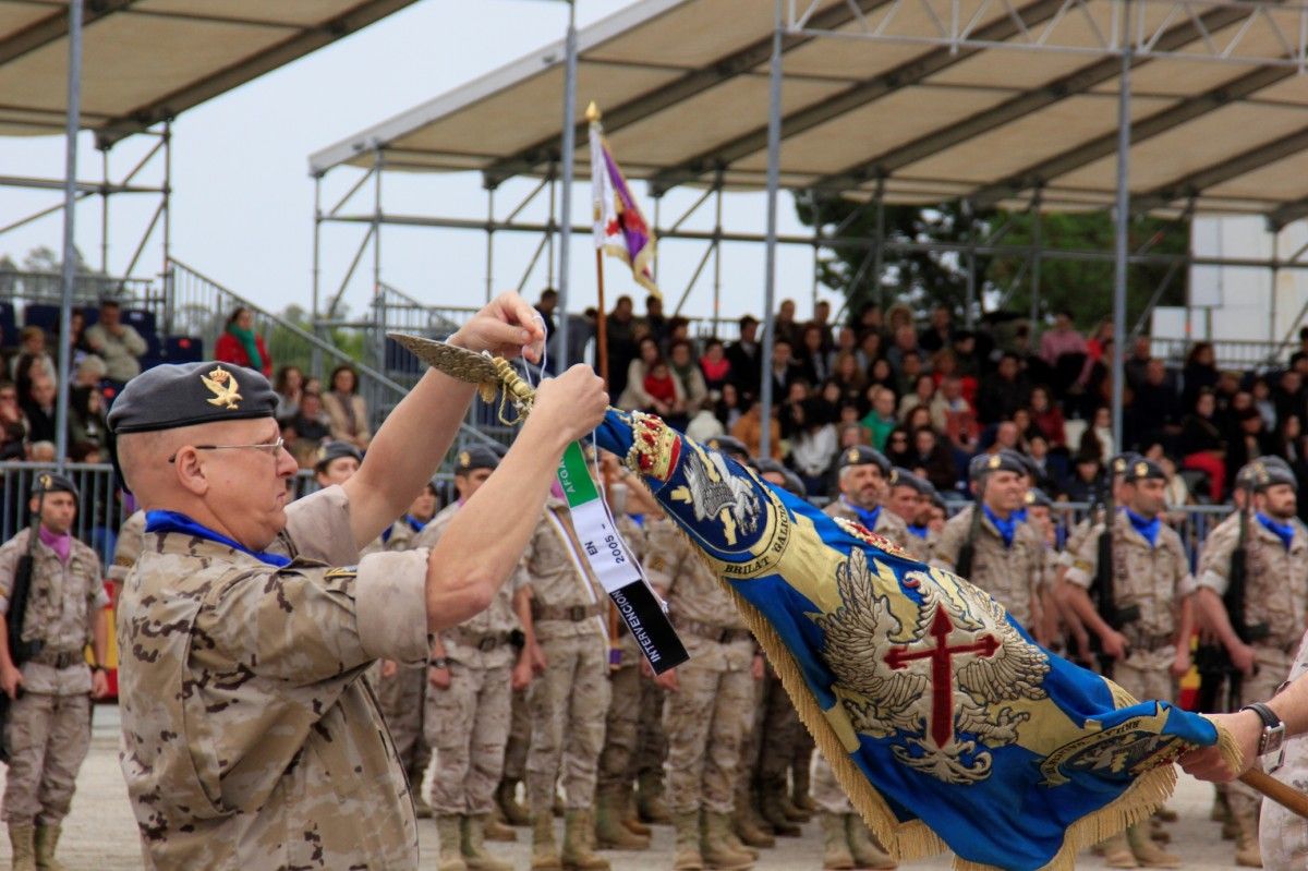 El general Cebrián impone una corbata de reconocimiento al Guión de la Brigada por tres de sus misiones en Afganistán