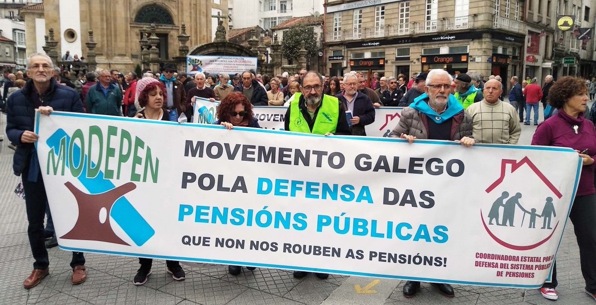 Manifestación en defensa de las pensiones en la Praza da Peregrina de Pontevedra