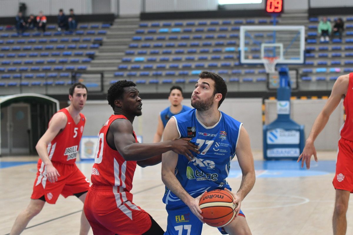 Partido entre el Peixe y el Básquet Girona en A Raña