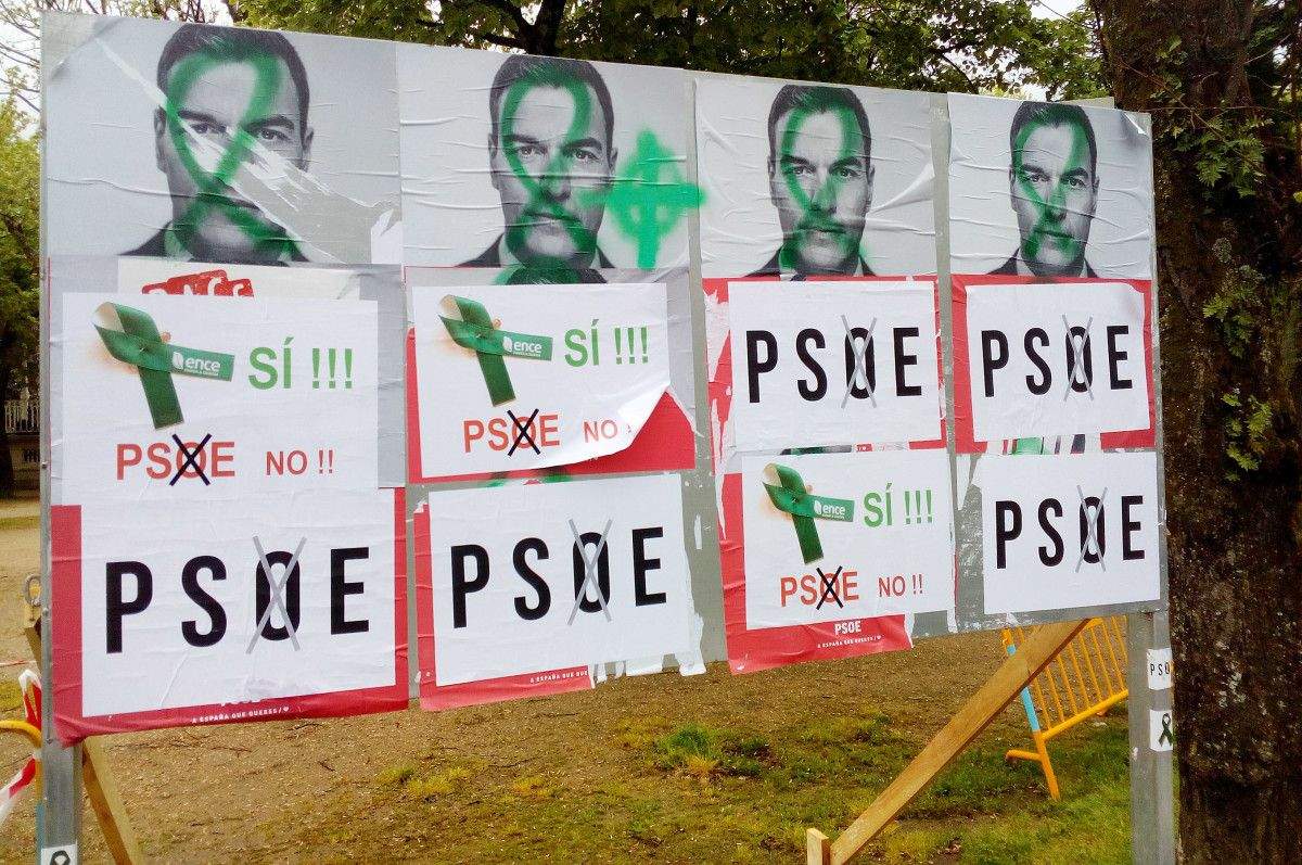 Pintadas en los carteles electorales del PSOE