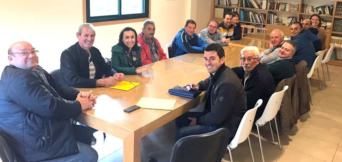 A alcaldesa de Marín María Ramallo na xuntanza coa directiva da Comunidade de Montes de Ardán