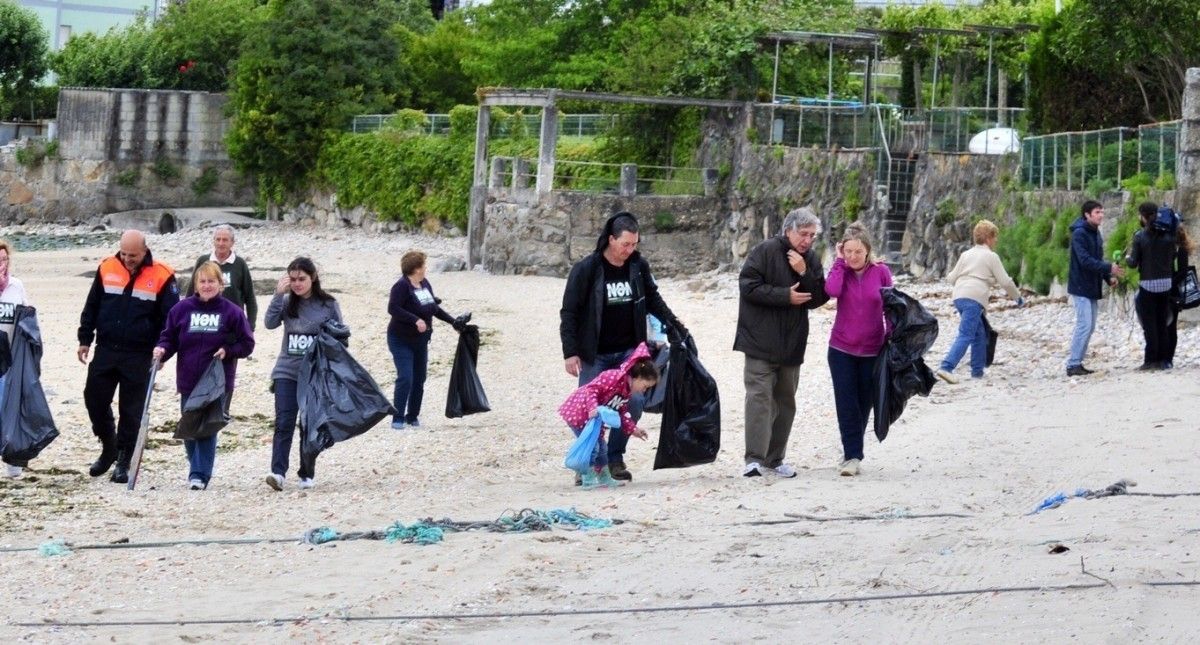 Xornada reivindicativa de limpeza da plataforma Non á Depuradora en Samieira na praia de Laño