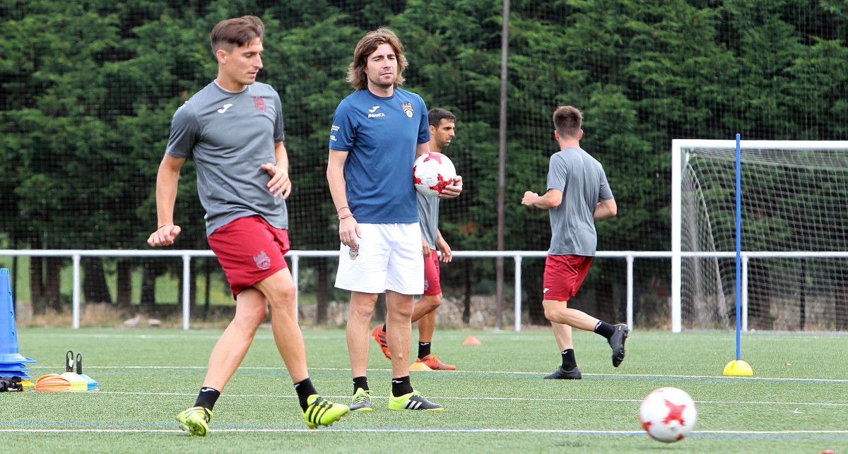 Luismi dirixe un adestramento do Pontevedra na Xunqueira