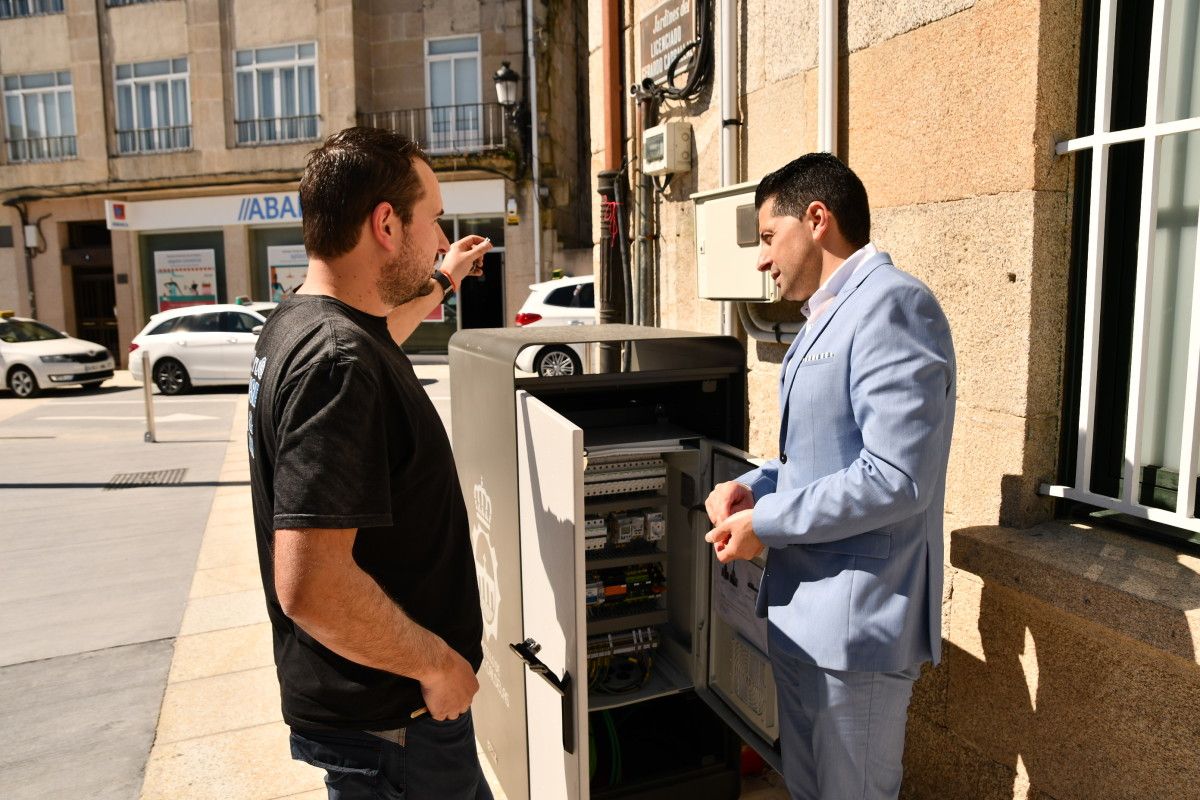 Instalación de la red WiFi en la Praza de España de Ponte Caldelas