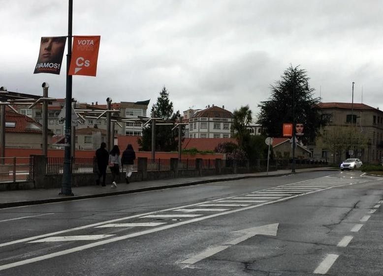 Bandeirolas de Cidadáns colocadas ilegalmente en Eduardo Pondal e Raíña Victoria
