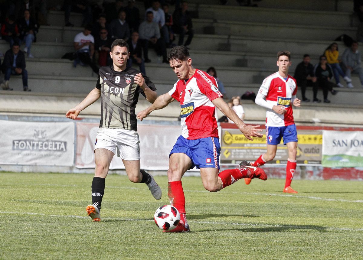 Partido entre el Arosa y el Choco en A Lomba